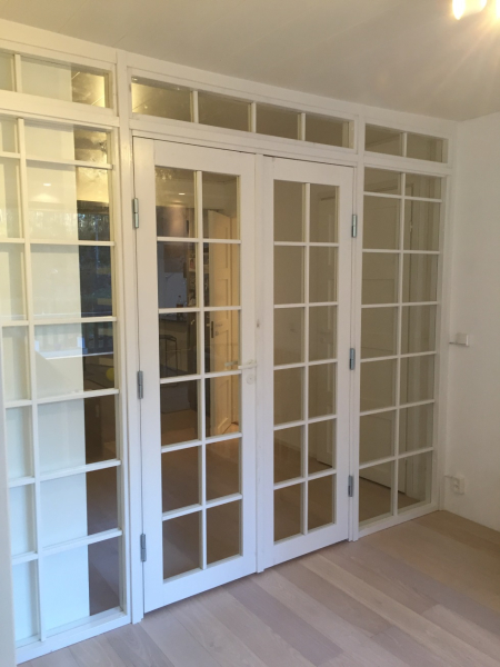 (kuva varten) Puukarmillinen lasiseinä pariovilla