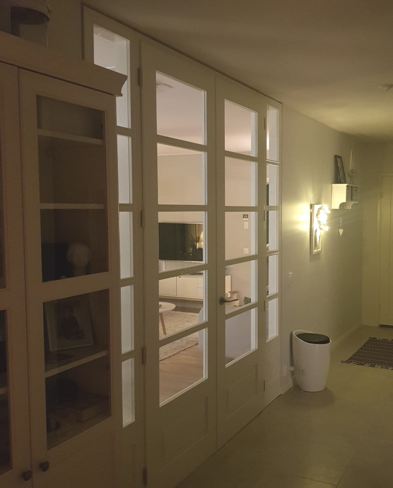 Puukarmillinen lasiseinä mittojen mukaan